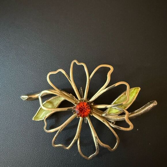Vintage Enamel Gold-tone Flower Brooch with Red Faceted Crystal center. - Picture 2 of 4
